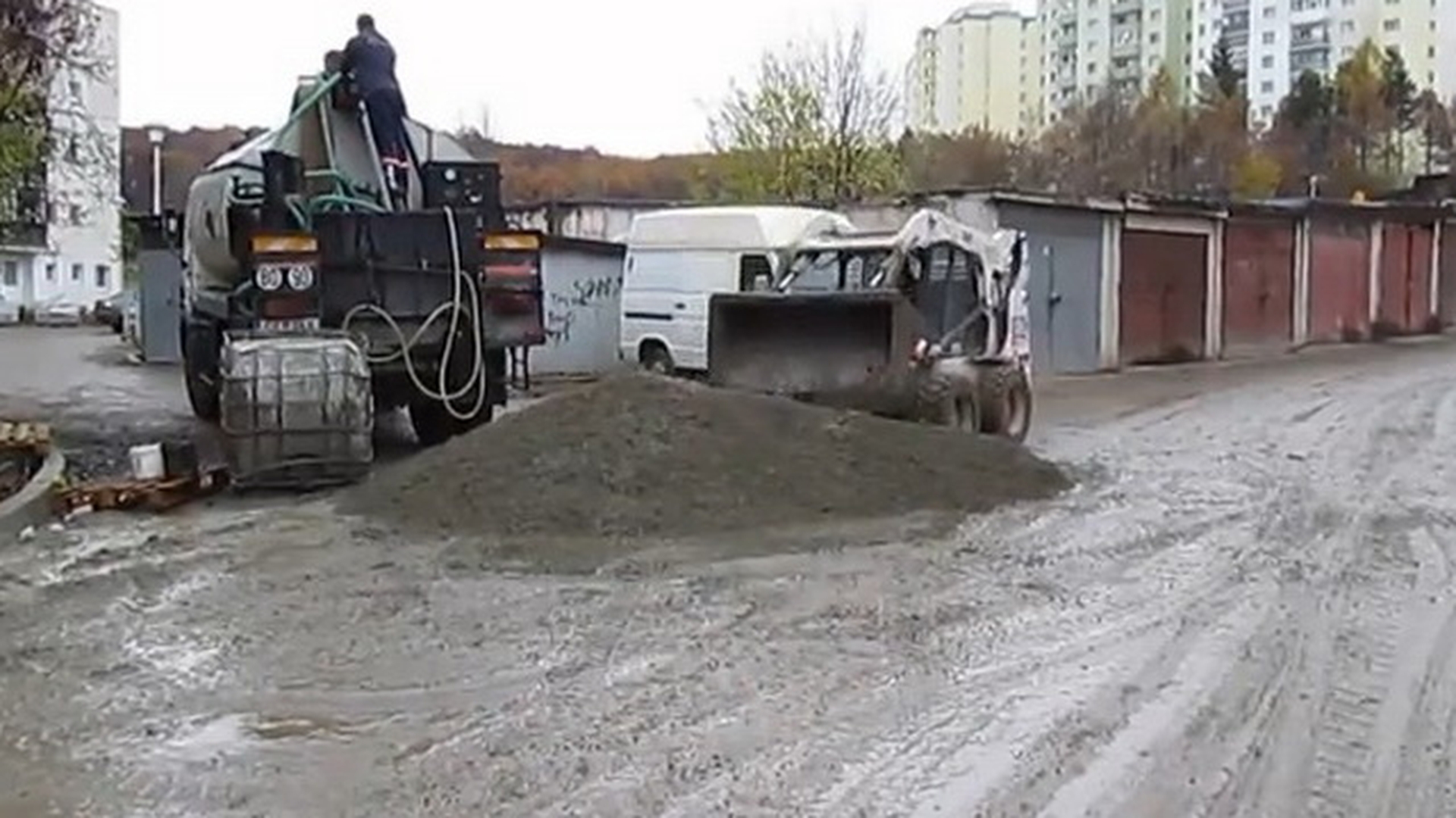Te spargi de ras! Un Dorel de Cluj se da in stamba in fata colegilor si face “piruete”cu un excavator!