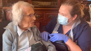 O femeie de 106 ani a reușit să învingă virusul COVID-19. Bătrâna a fost externată: „Mă simt foarte norocoasă”