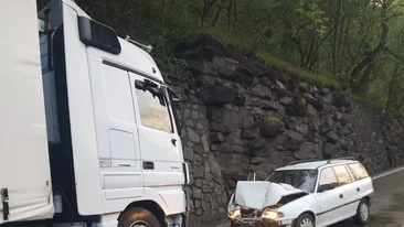 Grav accident în Vâlcea. Șoferul unui TIR a pierdut controlul volanului, a intrat pe contrasens și a lovit în plin un autoturism