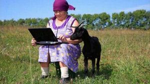 Bancul Zilei | Cum se miră o babă cu dublă personalitate