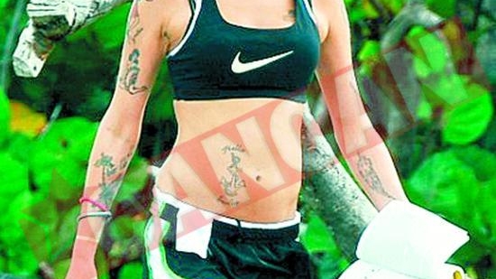 Amy, "reptila tatuata", urata de localnici