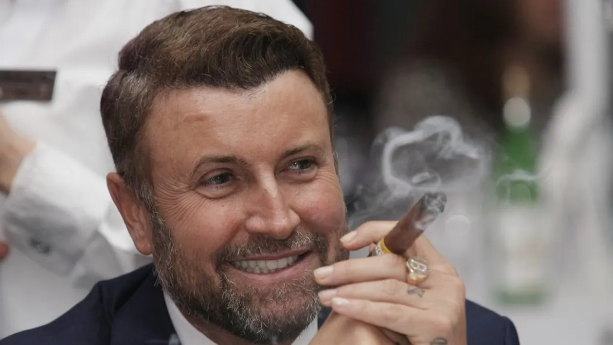 Cătălin Botezatu le-a pus la zid pe tinerele care participă la evenimente mondene. “Să se ducă acasă, să se spele, că put!”