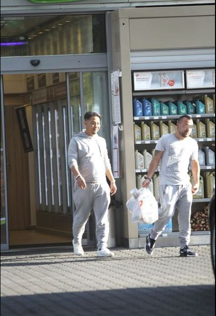Tanaka, alături de șoferul lui, după o aprovizionare într-o benzinărie