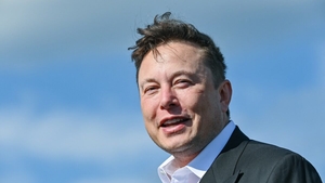 Cât costă parfumul lansat de Elon Musk? Este ireal cât de repede s-a vândut