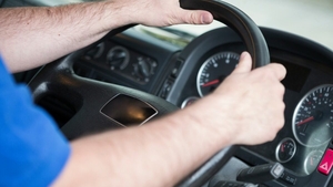 Un şofer de tir a intrat într-o casă, după ce a vrut să evite un cal. Ce s-a întâmplat cu proprietarul, după ce şi-a văzut locuinţa distrusă