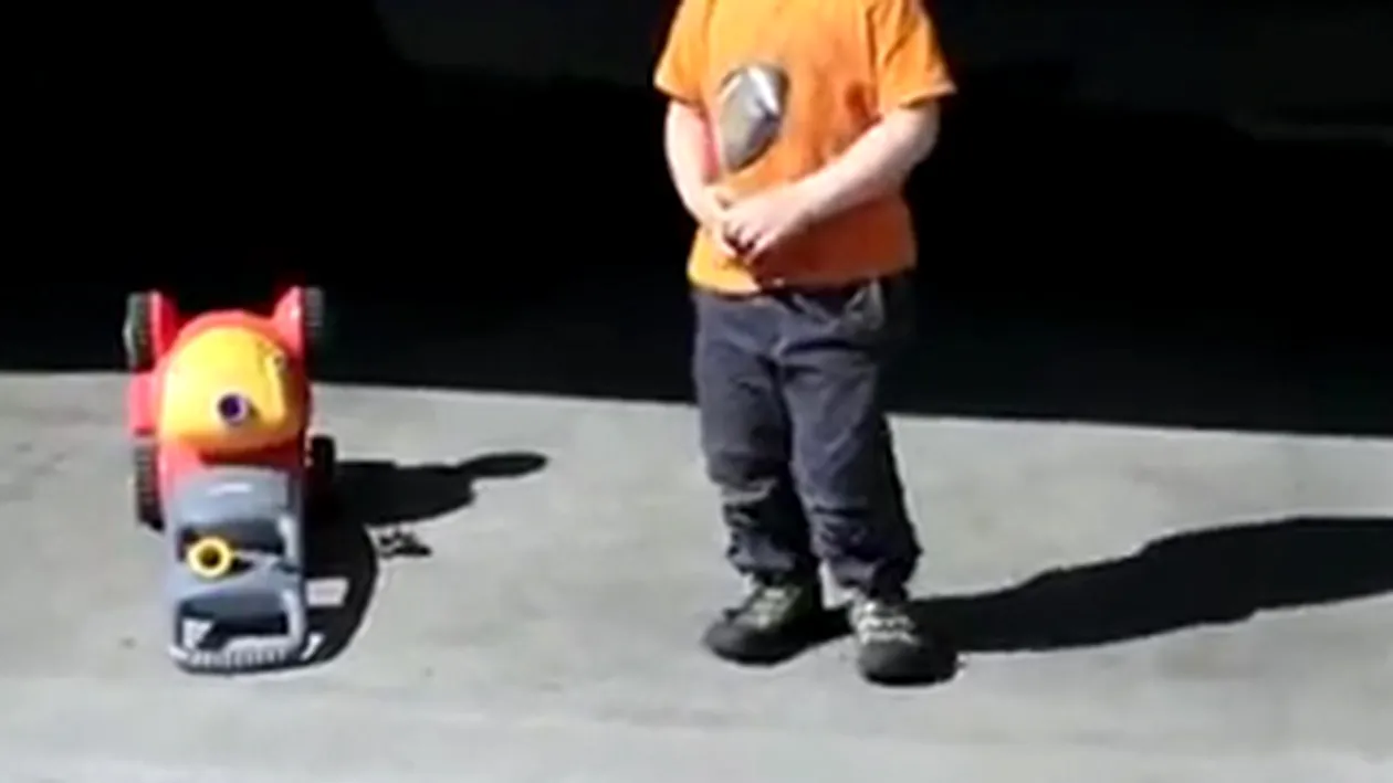 Da-l pe facebook! Cel mai emotionant video ever! Un copil plange de bucurie cand primeste prima bicicleta din viata!