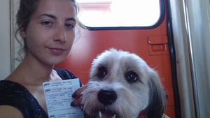 O cunoscută jurnalistă a mers cu trenul cu câinele ei. Ce i s-a întâmplat când a intrat în compartiment cu căţelul depăşeşte orice închipuire!