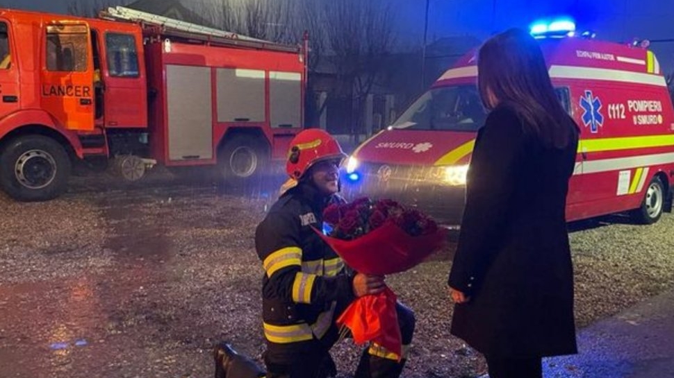 Cerere în căsătorie emoţionantă la IGSU. Un pompier şi-a cerut iubita chiar înainte de Crăciun