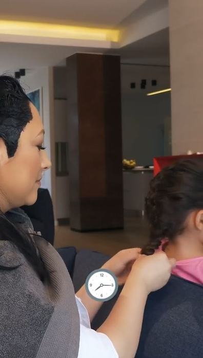 Andra, în ipostaze nemaivăzute până acum! S-a filmat în timp ce se vopsește singură acasă. Ce s-a întâmplat după ce și-a aplicat vopseaua pe păr