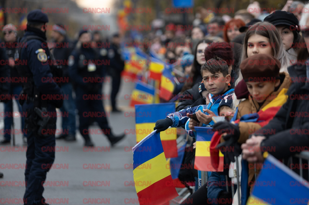 Imagini LIVE de la parada militară de 1 decembrie. Cum au apărut poliţistele la defilare. FOTO