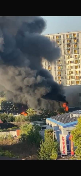 Incendii la fostul cinematograf Gloria și pe Aleea Lacul Morii. Sursă foto: Martori eveniment