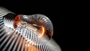 Românii din această țară primesc două ore de energie electrică gratuită. Care este motivul