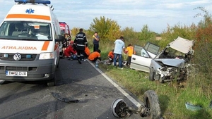 Accident grav în Timiș: doi tineri morți după ce au intrat cu mașina într-un microbuz