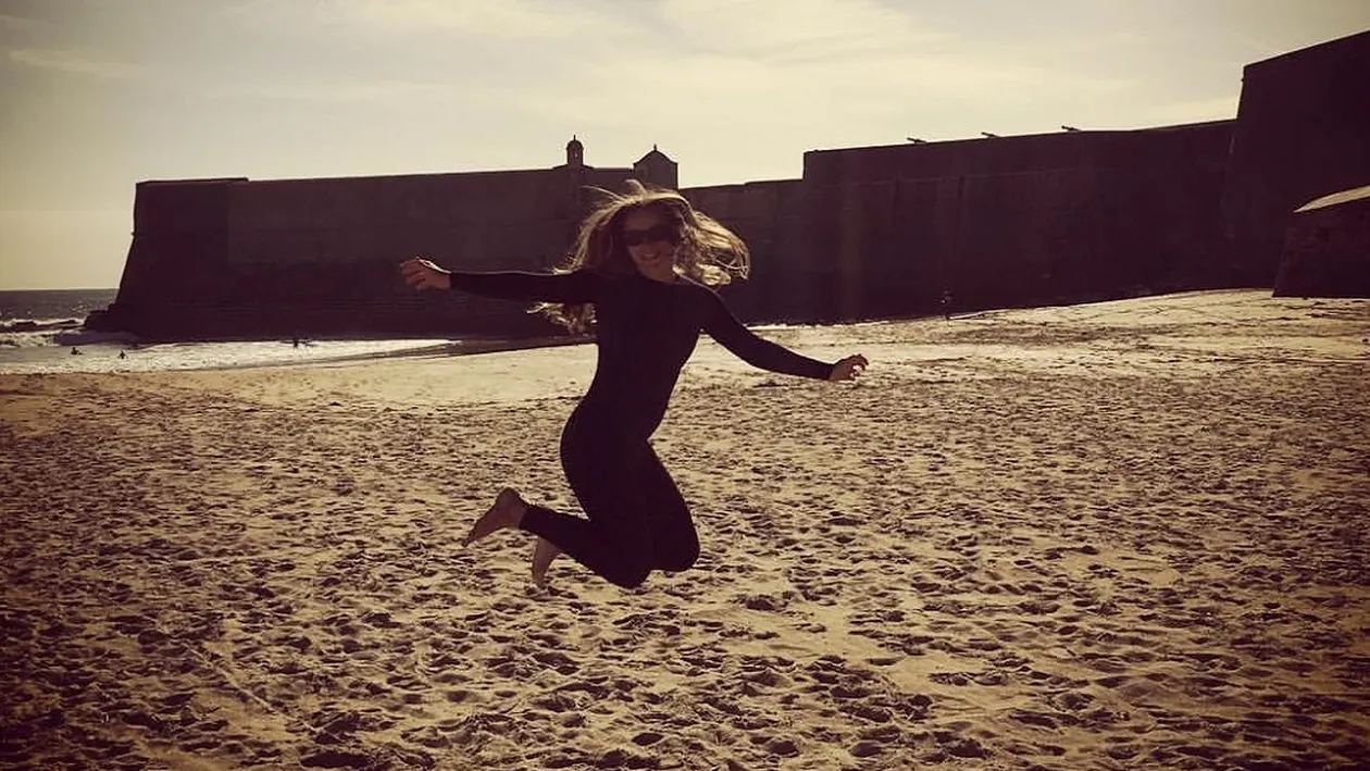 Filmările realizate în exclusivitate de CANCAN.ro sunt cea mai bună dovadă! Suspect! Puştoaica lui Cioloş a ”rupt” logodna?! I-a dispărut inelul de pe deget la întâlnirea intimă cu fostul premier… 