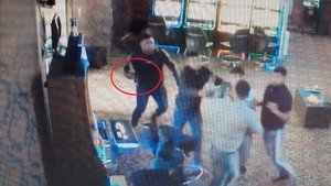 Bătaie cu pumni și cuțite, la păcănele, în Câmpulung. Încăierarea a fost surprinsă de camerele de supraveghere