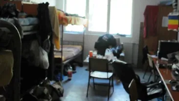 VIDEO Viata in caminele din Bucuresti! Studentii astia dau manele la maximum, deschid usa camerei dupa ce prajesc ouale si mananca dezbracati intr-un jeg de nedescris - Ghici la ce facultate sunt!