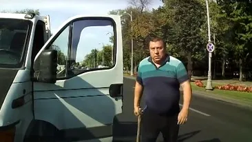 Un şofer care circula pe contrasens pe o stradă din Bucureşti s-a dat jos să sară la bătaie, când un alt autoturism care circula regulamentar i-a barat calea!