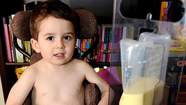 Un baietel de patru ani nu a mancat niciodata! Nu stie ce gust are mancarea