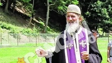 Cu toate ca e viu, un preot din Pitesti si-a pregatit mormantul ca sa alunge varcolacii. Si-a scris data mortii pe cruce