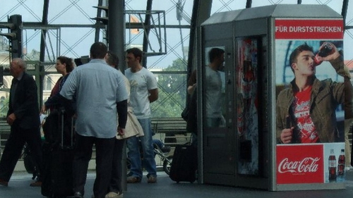 Ideea stralucita a celor de la Coca-Cola. Ce face acest automat de bauturi