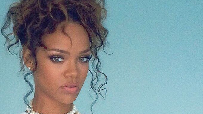 RIHANNA nu mai arată aşa cum a ştiai tu. Artista s-a vopsit....