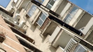 Una dintre femeile ranite dupa ce balustrada balconului unui apartament s-a rupt a murit