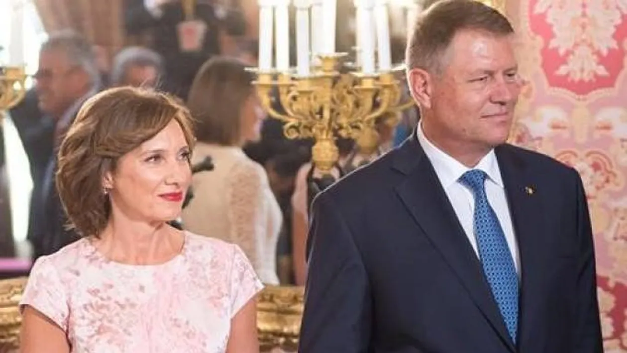 Cum s-a îmbrăcat Carmen Iohannis la biserică, în prima zi de Crăciun. Mesajul președintelui pentru români