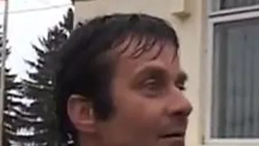 VIDEO Razi pana cazi lat! Puscariasul care a luat 5 ani pentru o batista: Sa fie politaii mai calmi, sa ne dea si carne, orezu e cu neghine, ceaiul e apa de ploaie!