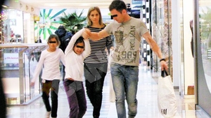 Irina Truica, fericita la mall cu gemenele! Tata surogat pentru fetele lui Truica