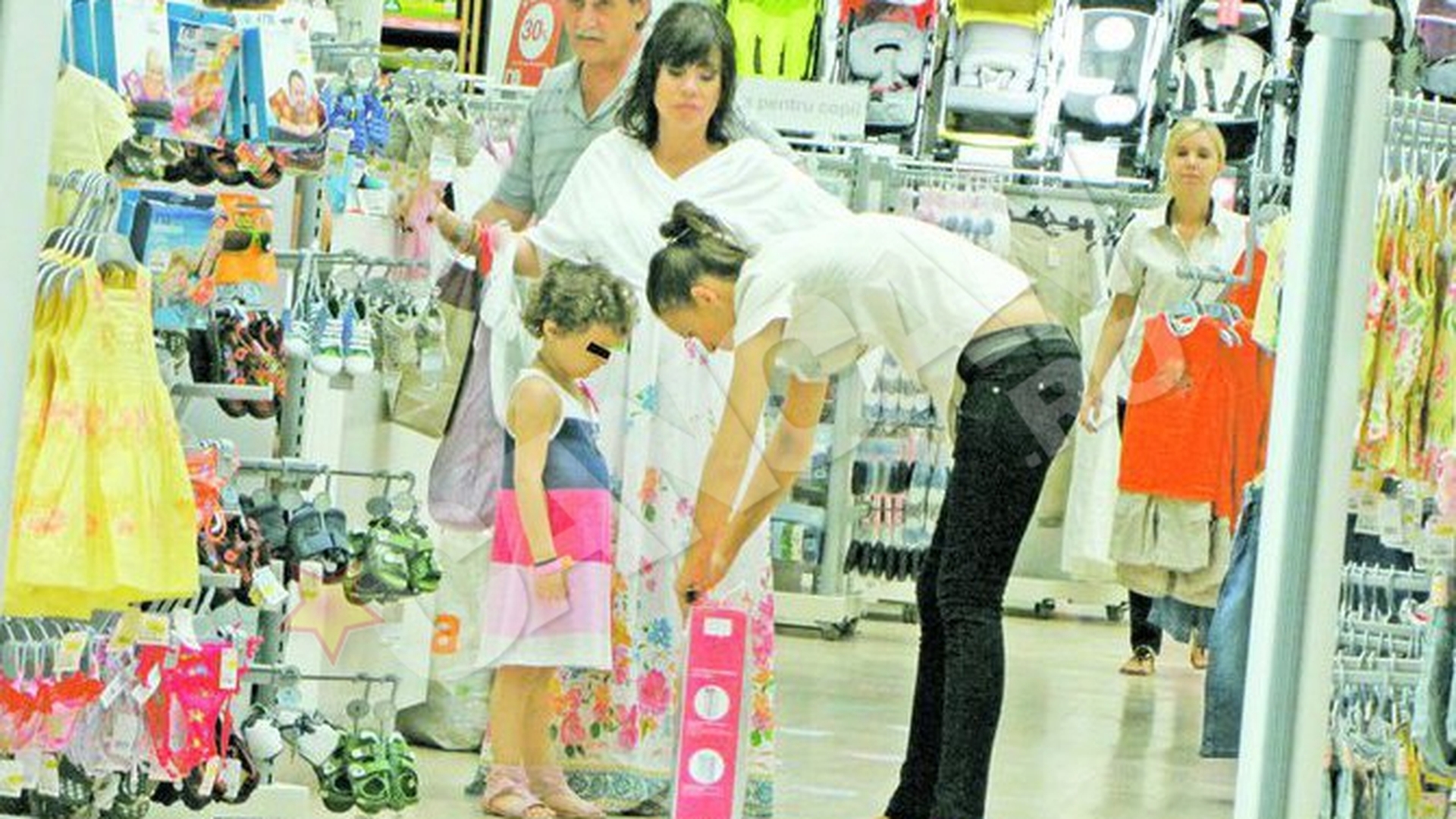 Luminita Anghel s-a dedicat total carierei de mama! Isi petrece mai tot timpul la cumparaturi pentru fiul nenascut si fiica sa adoptiva