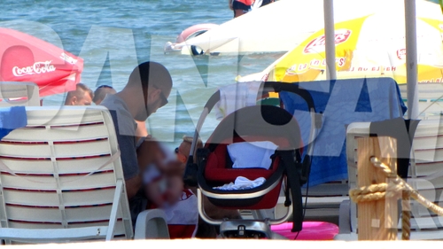 Un laptic pentru cel mic, o bere pentru tatic! Cum a reusit Caddy de la Mafia sa goleasca o halba, in timp ce isi legana bebelusul