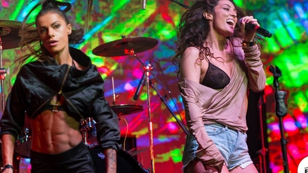 Ups, eroare! Claudia Pavel, cu sânii la vedere, după ce sutienul transparent i-a jucat o festă în timpul unui concert