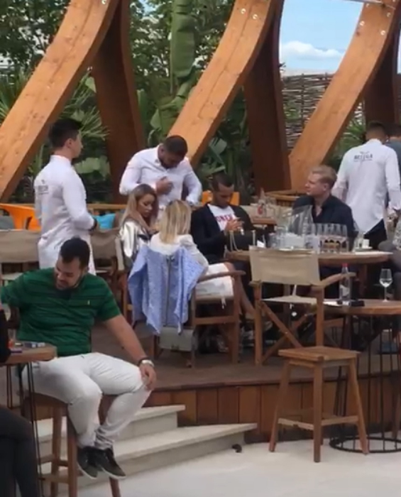 Vedeta a petrecut împreună cu iubitul milionbar și câțiva prieteni la Nuba