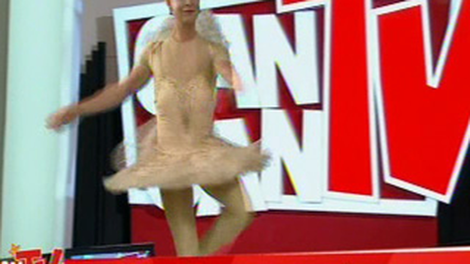 Ovidiu Danci, fostul concurent de la Dansez pentru Tine, s-a deghizat in balerina ca sa o ajute pe Bianca Rus sa slabeasca! MORI DE RAS!