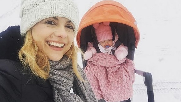 Fetiţa Simonei Gherghe a făcut primii paşi! Prezentatoarea TV a surprins-o într-o ipostază ”dulce” tare: ”Cand copilul nu mai vrea decat...”