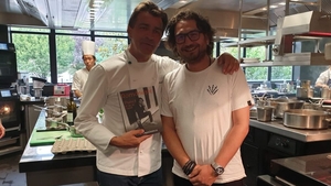 Cartea lansată de chef Florin Dumitrescu, ”Românește. Punct și de la capăt”, a ajuns la Paris!