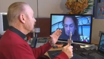 Imagini TERIFIANTE! Un preot exorcizeaza un barbat POSEDAT de demoni pe Skype!