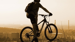 Un tânăr de 25 de ani a fost reținut de polițiști după ce a pipăit mai multe femei pe stradă, de pe bicicletă