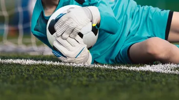 Fotbalist, SUSPENDAT 30 de ani pentru agresarea unui arbitru: „Să o ia razna în altă parte”