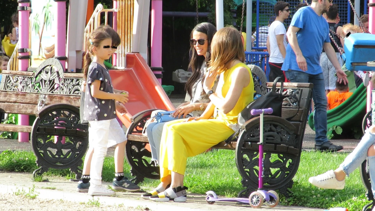 Deși nu mai are mult până naște, Anca Serea își păstrează programul de plimbări în aer liber