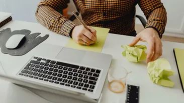 Salariile din publicitate în România. Cât ajunge să câștige un copywriter în 2026