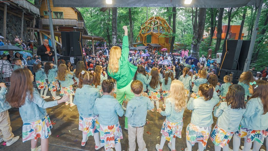 Alina Sorescu a cântat și alături de trupa sa de pitici / Sursă foto Instagram
