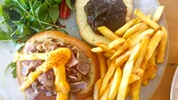 Cât costă un simplu cheeseburger la Golden Beach, din Thassos? Câţi bani trebuie să scoţi din buzunar, dacă vrei şi cartofi prăjiţi