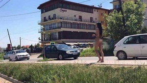Tânără din Cluj, drogată şi lăsată să umble goală pe stradă! Ce au făcut trecătorii atunci când au văzut-o