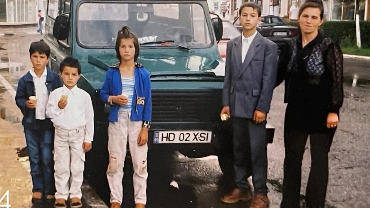 Îi recunoști?! Așa arătau în 2004. Acum, sunt una dintre cele mai faimoase familii din showbiz-ul românesc