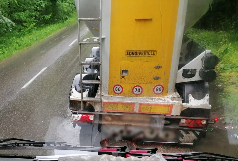 Accident în Giurgiu. O șoferiță s-a izbit cu mașina de o cisternă încărcată cu ciment