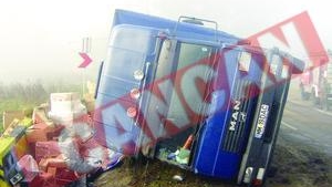 Autocamion cu baterii periculoase, rasturnat