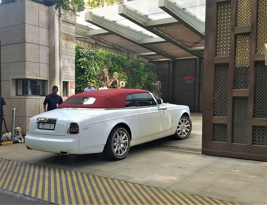Mukesh Ambani deține un Rolls Royce Phantom Drophead Coupe de peste 300.000 de dolari