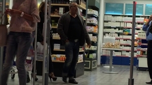 VIDEO Serghei i-a dat papucii sotiei sale! Cum a fost filmat Mizil la mall, in timp ce se afla in compania nevestei lui