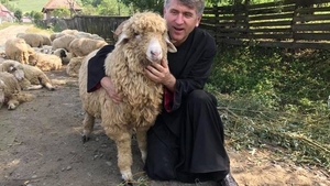 Descoperirea i-a şocat pe enoriaşi! Ce au găsit când au ridicat covorul din biserica în care CRISTIAN POMOHACI ar fi făcut vrăjitorii